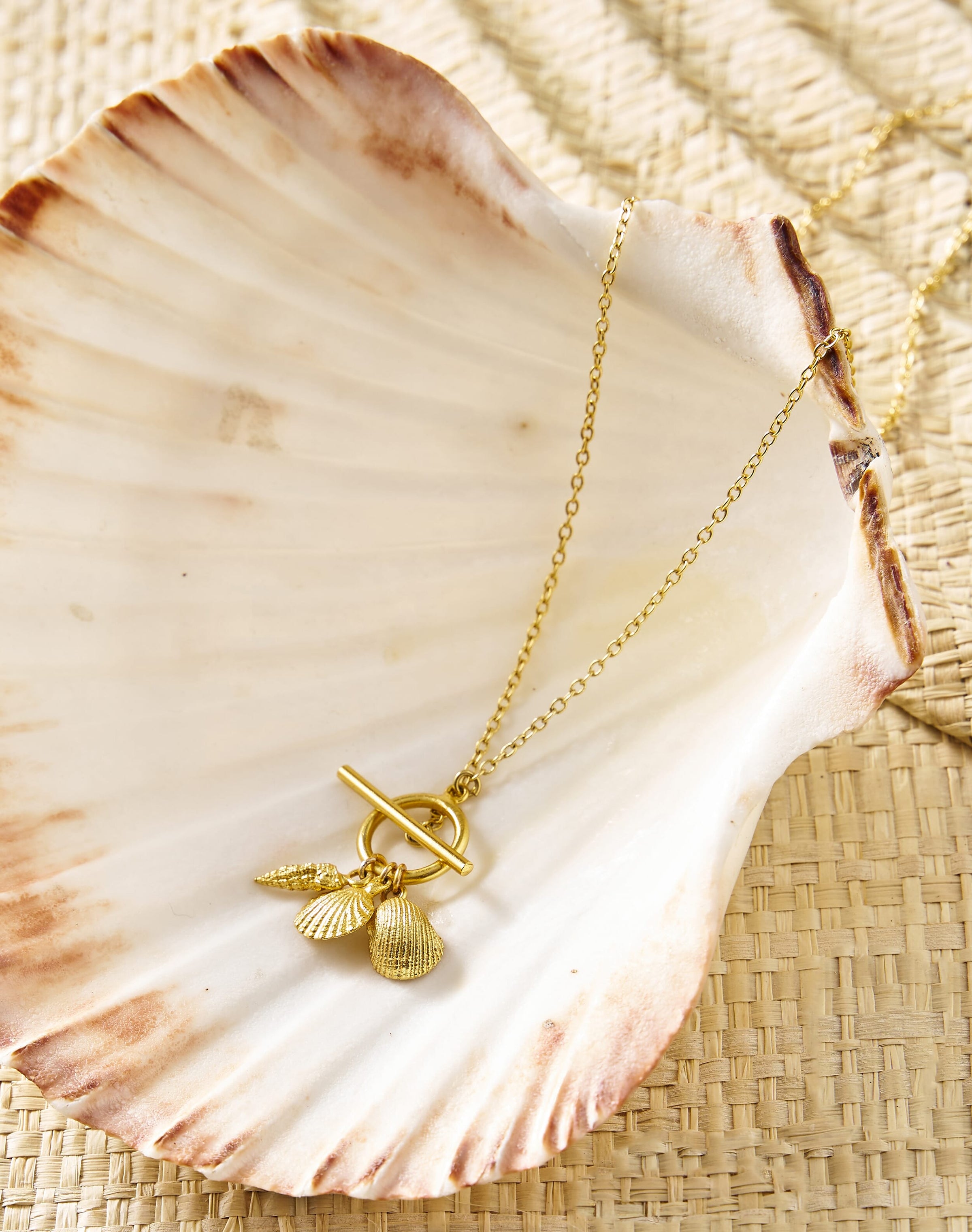 Shell Pendant T-Bar Necklace